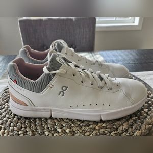 On Cloud The Roger Advantage Sneaker